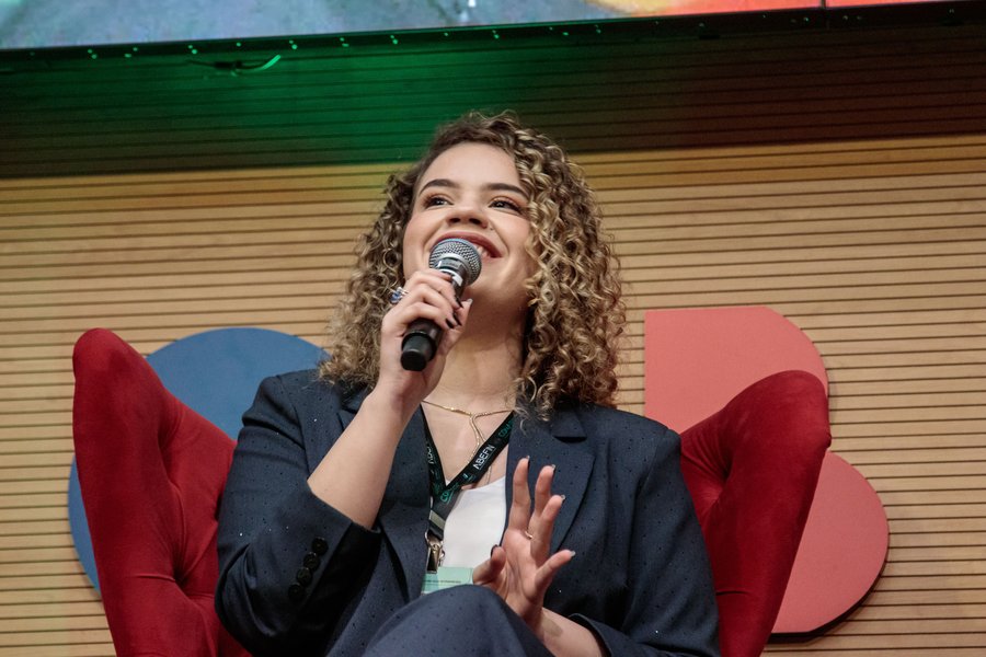 Veridiana Lopes discursando