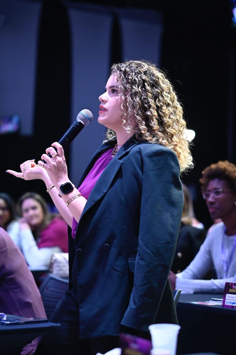 Veridiana Lopes em palestra